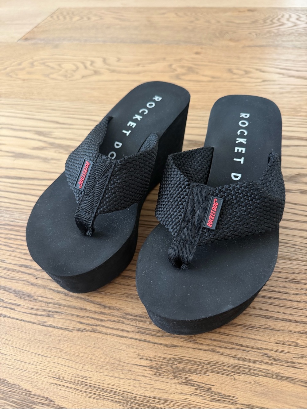 Rocket Dog Black Platform Flip Flop Sandals - Picture 2 of 4